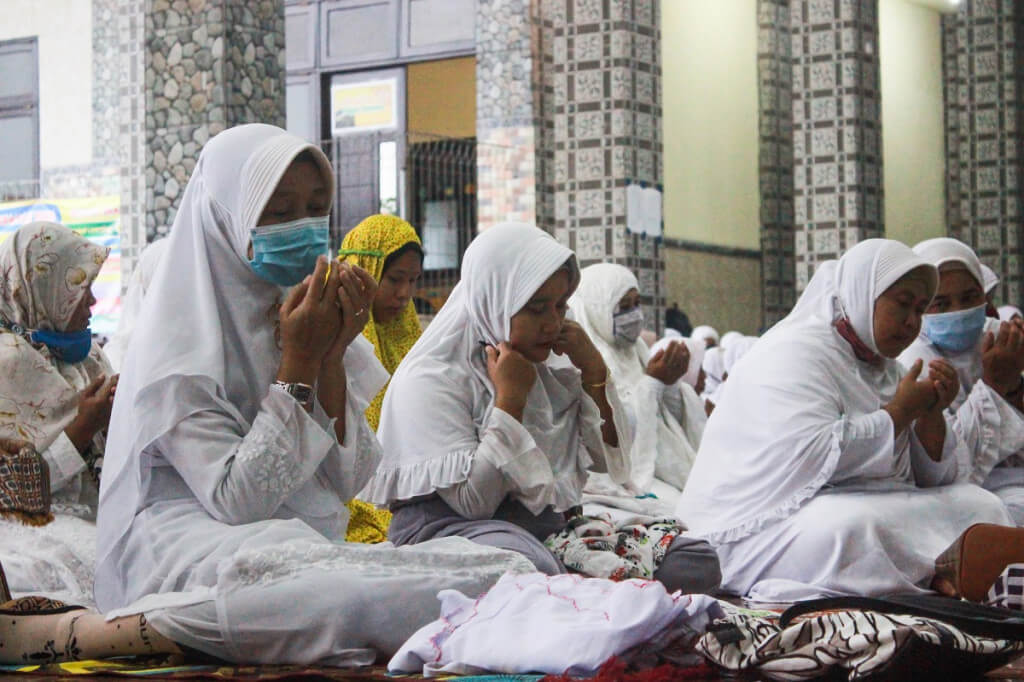 Jamaah berdoa bersama dalam perjalanan ibadah